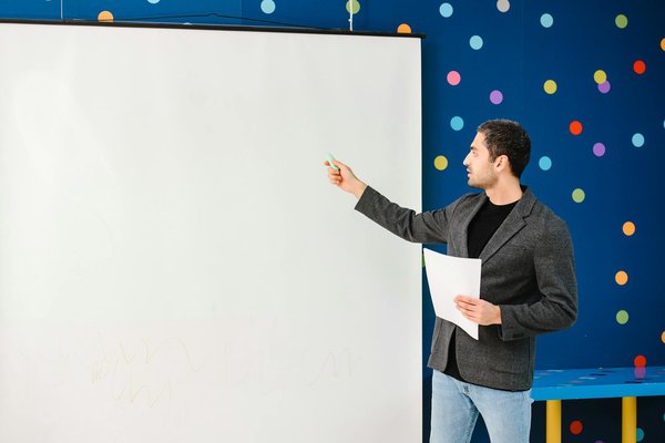 How Can UK Financial Consultants Use LinkedIn to Attract High-Net-Worth Clients?